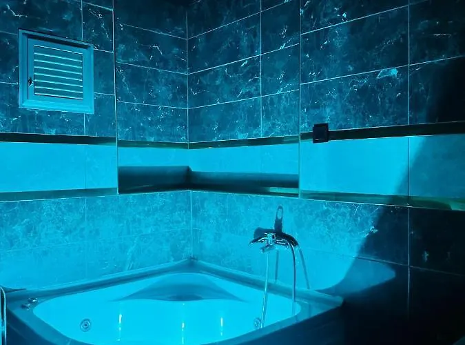 Golden Rock House فندق *